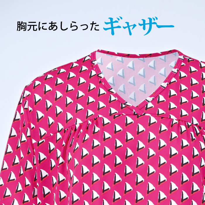 少しゆとりのあるデザインはシンプルなトップス