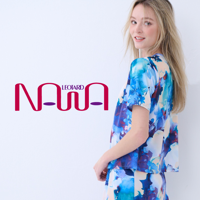 少しゆとりのあるデザインはシンプルなトップス