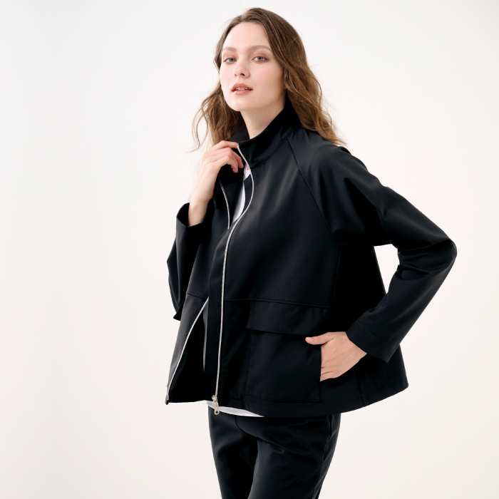 軽く羽織れるショートコート