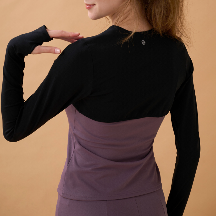 肌の露出をカバーし、肩を冷えから守る効果もある、デザイントップス