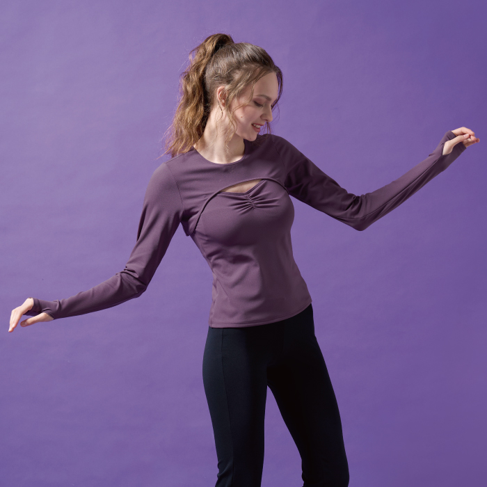 肌の露出をカバーし、肩を冷えから守る効果もある、デザイントップス