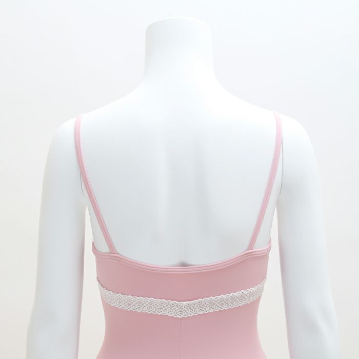 胸元のクロスが作り出すやわらかなハートカットがチャームポイントのレオタード