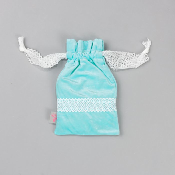 伸縮性のあるやわらかなベロアで細かいものもまとめて入るポーチ