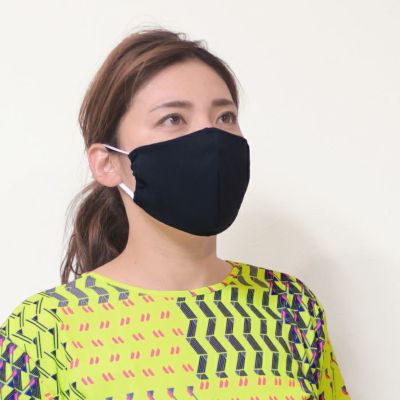 衣服内気候を快適な湿度に保つ機能素材、さらに裏がメッシュで蒸れにくい超快適洗える布マスク