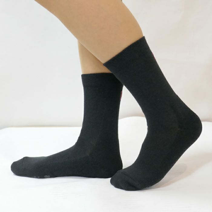 滑り止めプリントで靴の中でも安定感がある薄手クルーソックス