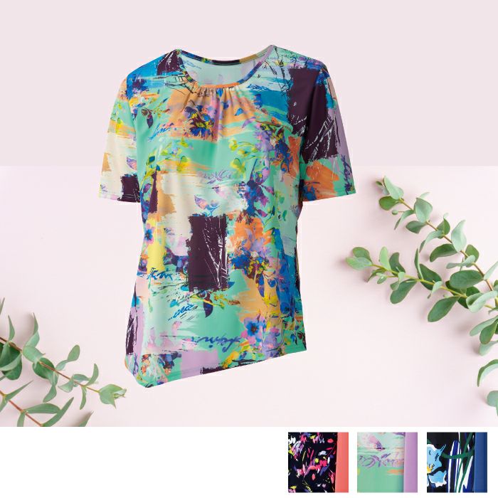 ドレープを生かしたフロンギャザートップス