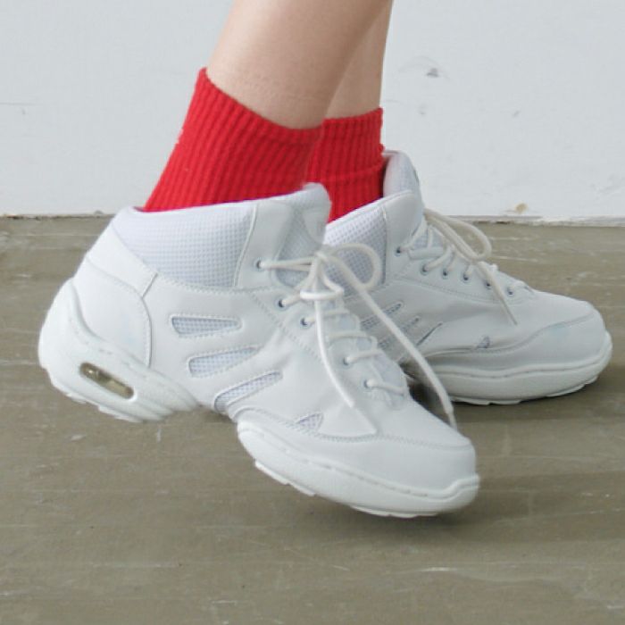 軽くて通気性の高いメッシュタイプのハイカットスニーカー