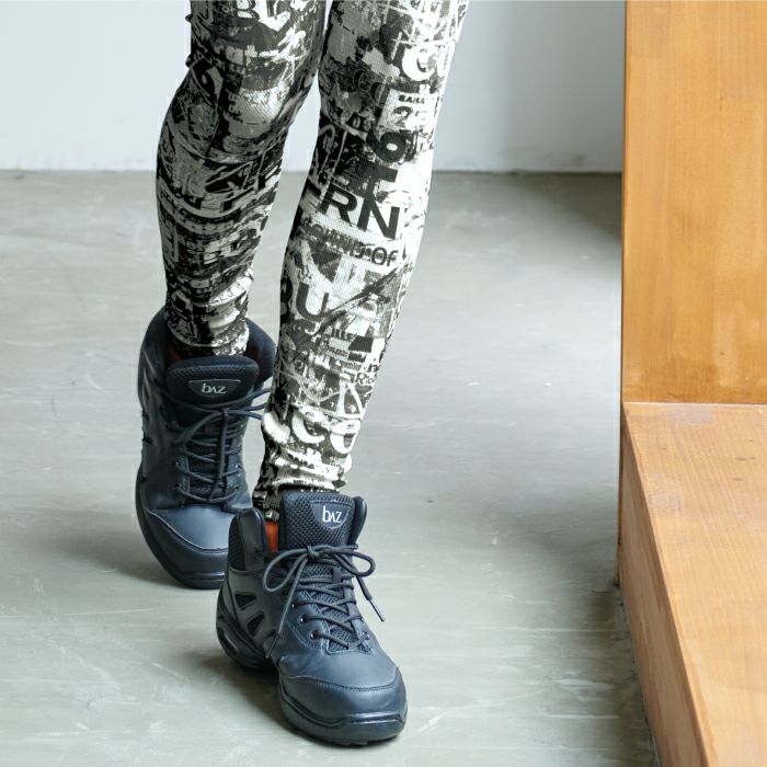 軽くて通気性の高いメッシュタイプのハイカットスニーカー