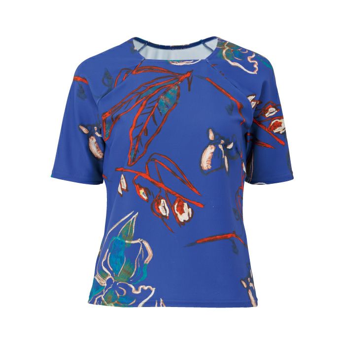 立体的なパターンで動きやすいシルエットのトップス