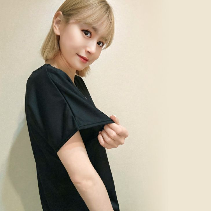 大人な印象を与えるフレンチスリーブトップス