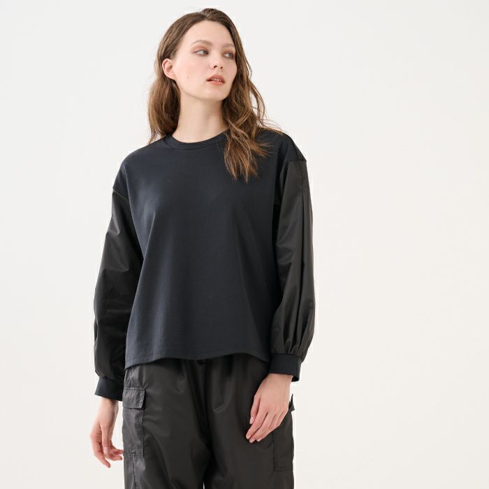 袖のデザインが個性的なトレーナー