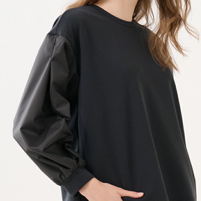 袖のデザインが個性的なトレーナー