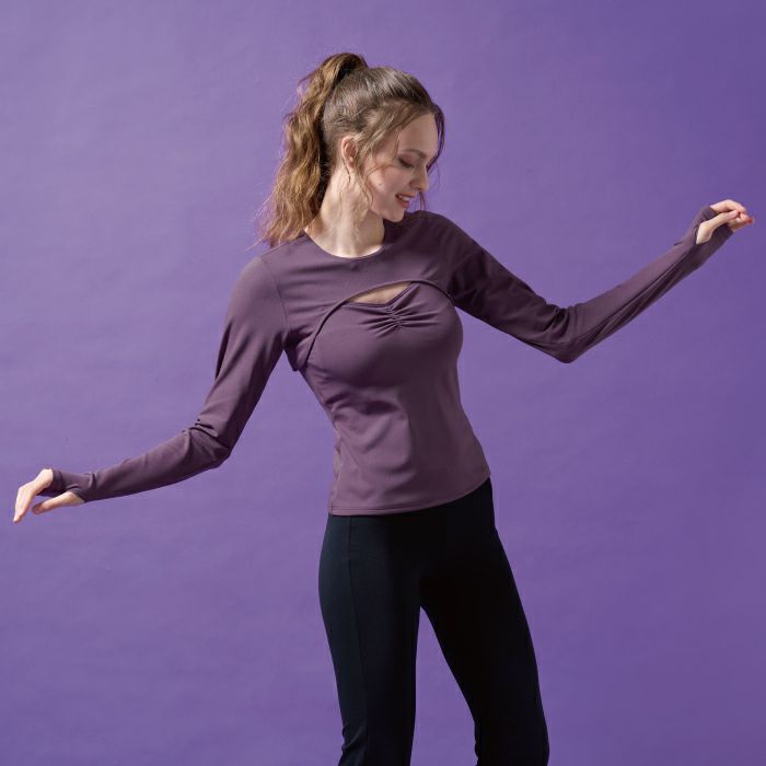 肌の露出をカバーし、肩を冷えから守る効果もある、デザイントップス