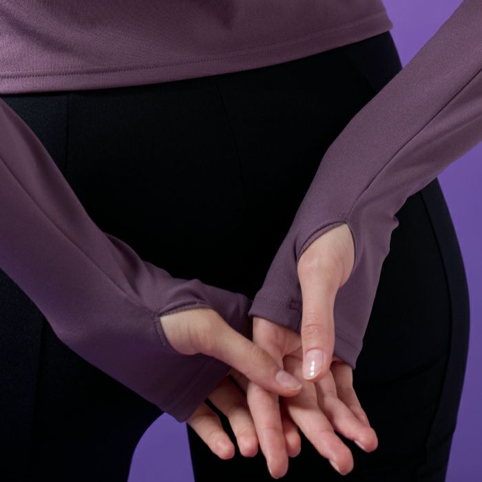 肌の露出をカバーし、肩を冷えから守る効果もある、デザイントップス