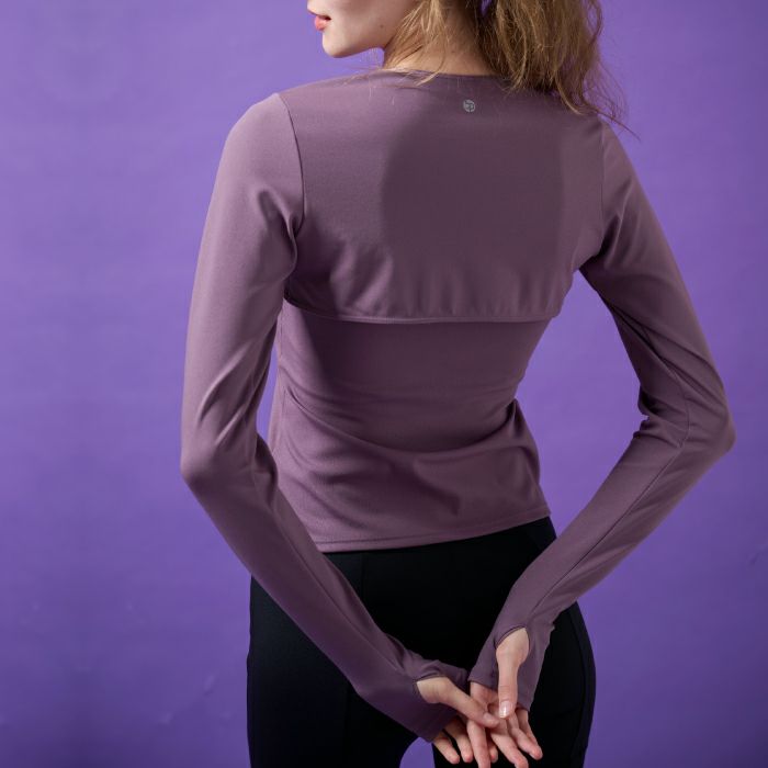 肌の露出をカバーし、肩を冷えから守る効果もある、デザイントップス