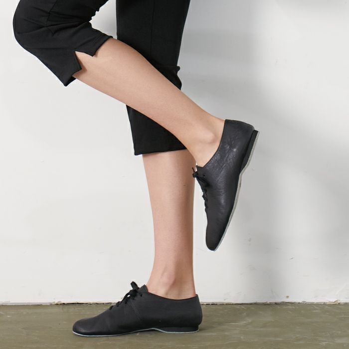 長年愛用されている足馴染みのあ良い牛革仕様のダンスシューズ